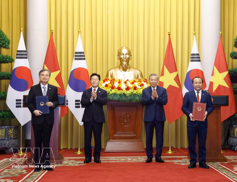 Party General Secretary and State President To Lam and President of the Republic of Korea Lee Jae Myung witness the handover of the Framework Master Plan for Vietnam–RoK cooperation in science, technology and innovation between Vietnam’s Ministry of Science and Technology and the RoK’s Ministry of Science and ICT. (Photo: VNA) 