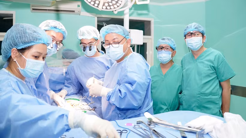 A kidney transplant performed at the Hue Central Hospital. (Photo published by VNA) 