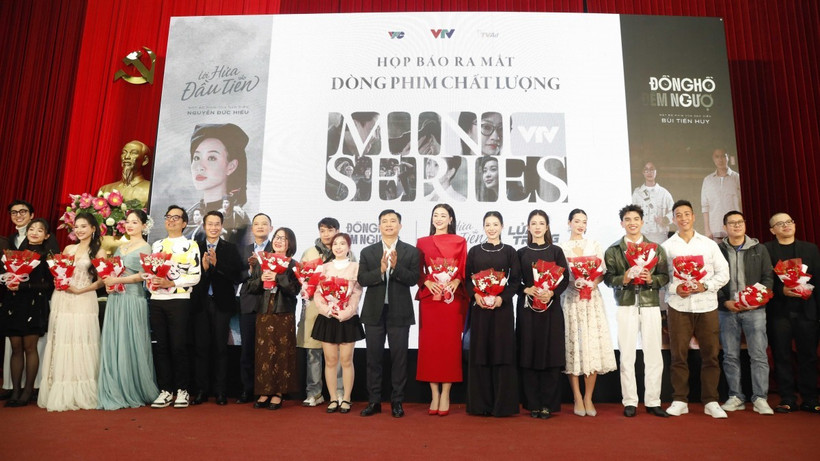 The cast of the high-quality miniseries line at the press conference. (Photo: VNA)