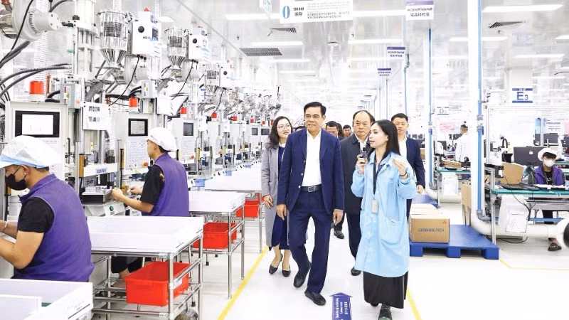 A delegation from the Nghe An provincial People’s Committee inspects production and business activities at the VSIP Nghe An Industrial, Urban and Service Park. (Photo:nhandan.vn)