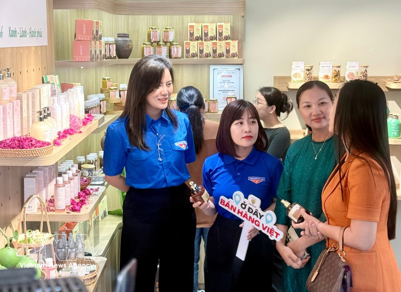 The third “Vietnamese Goods Vitality” programme themed “Vietnamese youth proud of Vietnamese goods”. (Photo: VNA) 