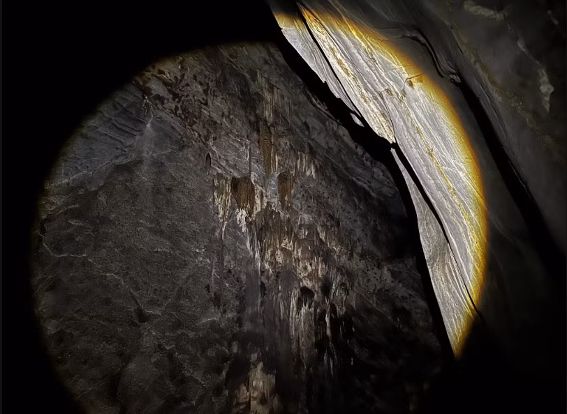 Stalactite formations inside the newly discovered cave. (Photo: Nam Quang Tri Special-use Forest Management Board) 