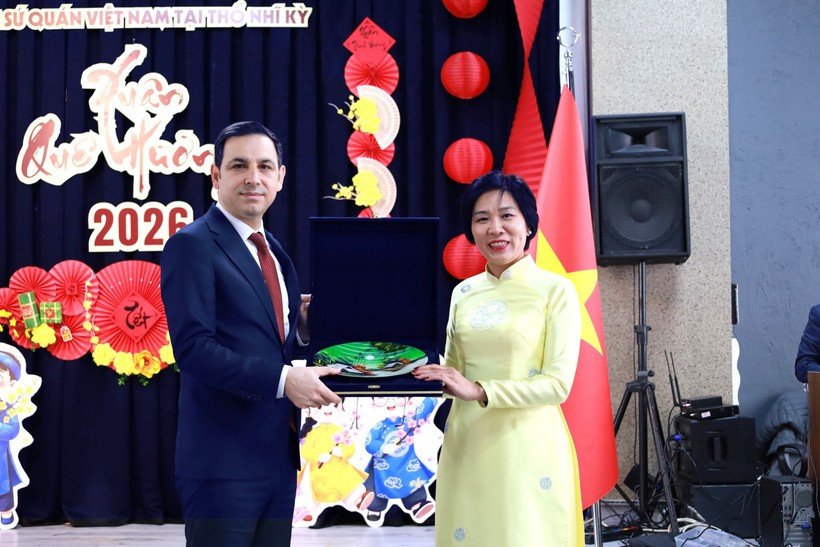 Vietnamese Ambassador Dang Thi Thu Ha (R) and Istanbul Deputy Governor Mehmet Sulun attend the Homeland Spring 2026 programme. (Photo: Courtesy of the Embassy of Vietnam in Türkiye)