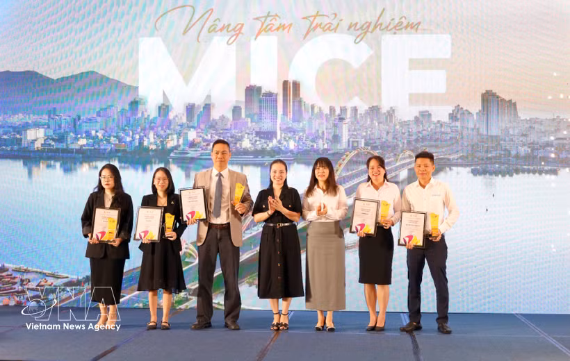 Da Nang honours outstanding travel firms with the “MICE – The Rising Wave” award in recognition of their contributions to attracting MICE visitors to the city. (Photo: VNA)