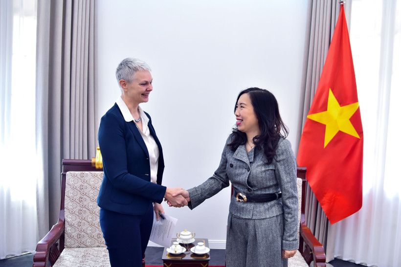 Deputy Minister of Foreign Affairs Le Thi Thu Hang (right) and Norwegian Ambassador to Vietnam Hilde Solbakken (Photo: VNA)