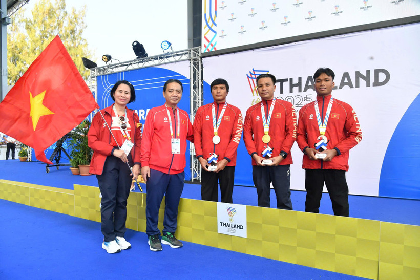 Vo Huynh Anh Khoa (second from right) wins Vietnam’s first gold medal at the 13th ASEAN Para Games in Thailand. (Photo: webthethao.vn)