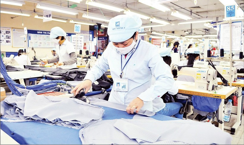 Workers at Garment 10 Corporation produce apparel for export. (Photo: Nhan Dan) 