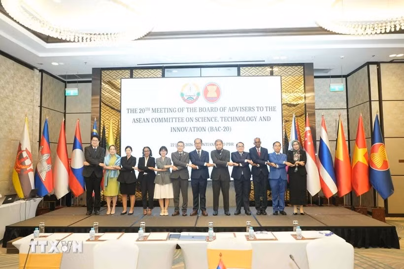 ASEAN delegates pose for a group photo at the 20th Meeting of the Board of Advisers to the ASEAN Committee on Science, Technology and Innovation (BAC-20) in Vientiane on June 22. (Photo: VNA)