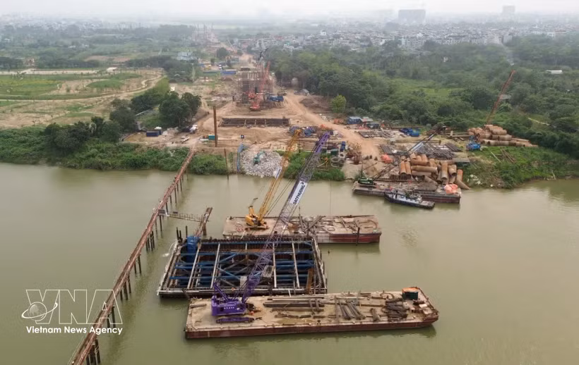 Work on Pier TC8 of Tran Hung Dao Bridge and the access road on Nguyen Son street in Long Bien ward, Hanoi, is being accelerated to ensure progress stays on schedule. (Photo: VNA)