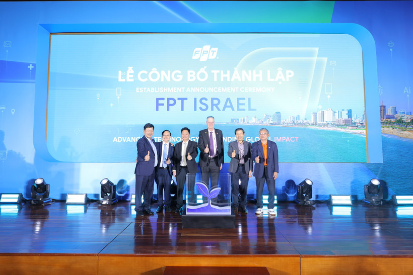 FPT leaders and other participants plant a symbolic “technology tree” at the launch of FPT Israel at the Hanoi venue. (Photo:VNA)