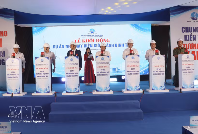 Delegates press the button to launch the project. (Photo: VNA) 