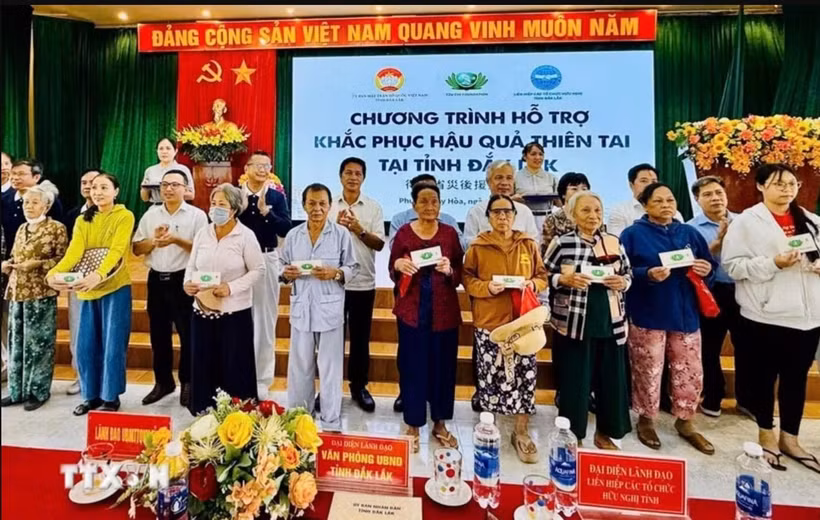 Relief funds and aid supplies presented to flood-affected residents. (Photo: VNA)