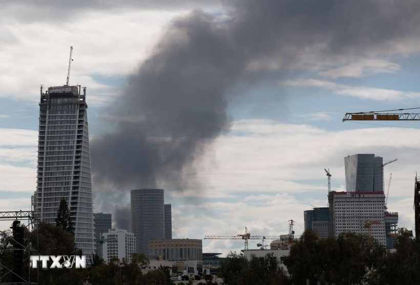 Smoke rises over Tel Aviv, Israel following Iran’s retaliatory attack. (Photo: THX/VNA)