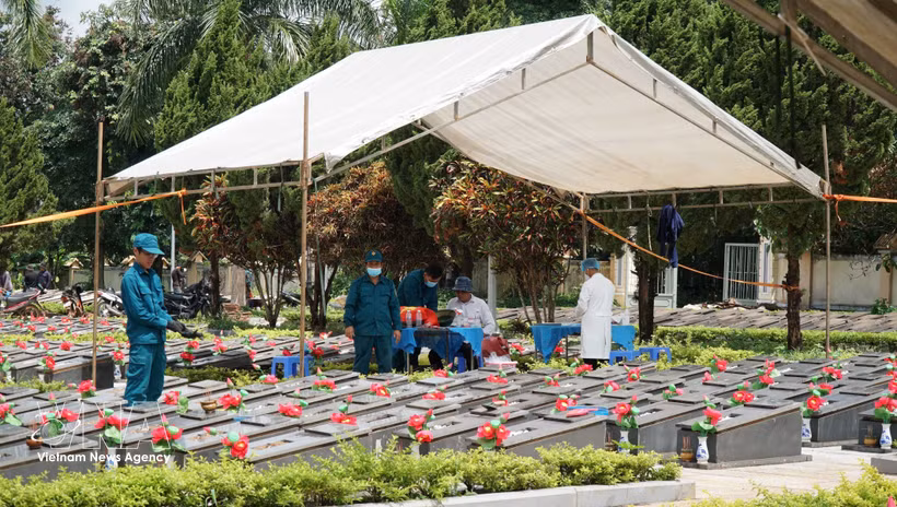 A task force collects DNA samples from the remains of fallen soldiers at the Duc Co Martyrs' Cemetery in Duc Co commune, Gia Lai province. ( Photo: VNA)
