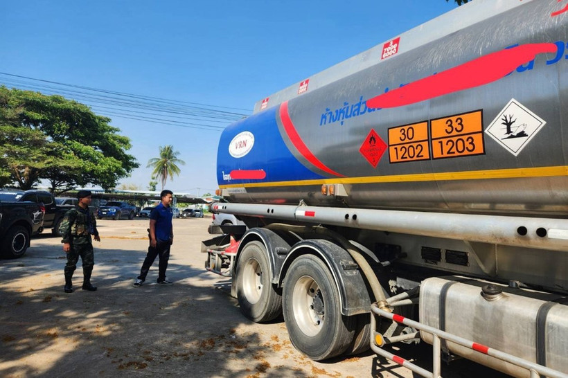 Officials inspect the 10-wheel tanker found smuggling fuel to Myanmar in Mae Sot border district on Sunday. (Photo:bangkokpost.com) 