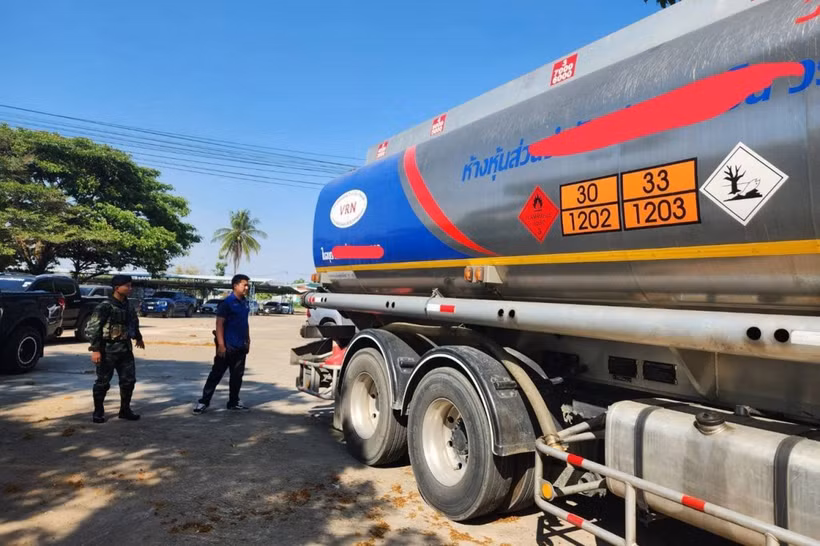 Officials inspect the 10-wheel tanker found smuggling fuel to Myanmar in Mae Sot border district on Sunday. (Photo:bangkokpost.com) 