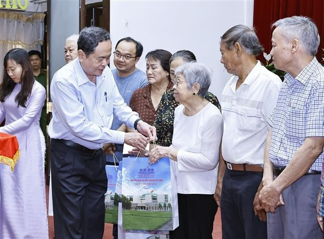 NA Chairman presents Tet gifts to disadvantaged residents in Can Tho city (Photo: VNA)