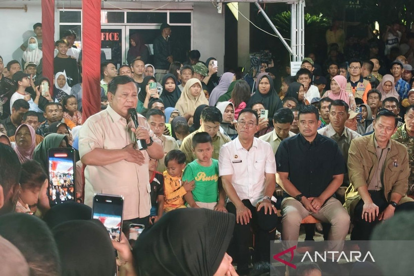 Indonesian President Prabowo Subianto (in khaki shirt) delivers a speech to disaster survivors at an evacuation shelter in South Tapanuli, North Sumatra, December 31, 2025). (Photo: ANTARA) 