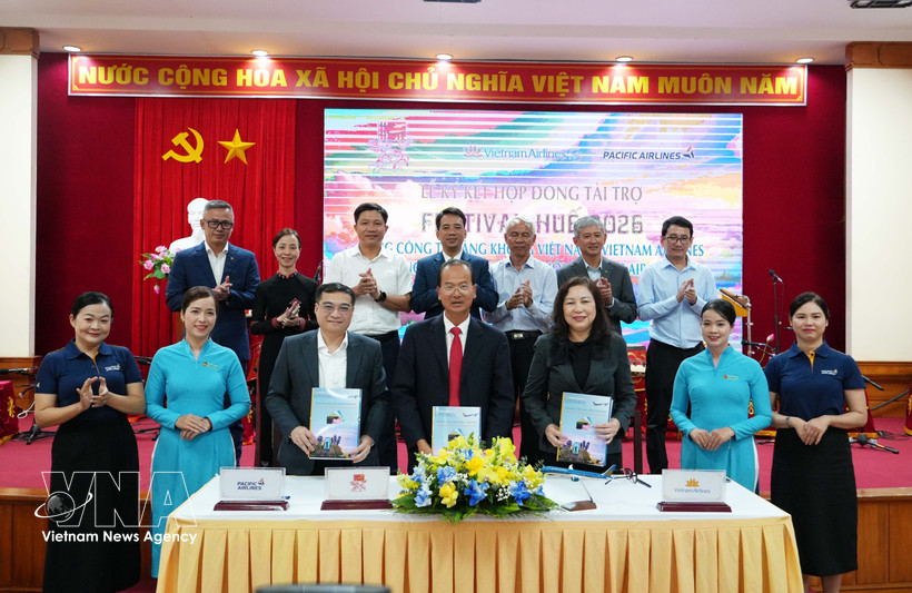 The Hue Festival organising committee signs a sponsorship deal with Vietnam Airlines and Pacific Airlines. (Photo: VNA)