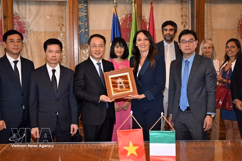 A Hanoi leader presents a gift to President of the Rome City Council Svetlana Celli at the meeting on July 27. (Photo: VNA) 