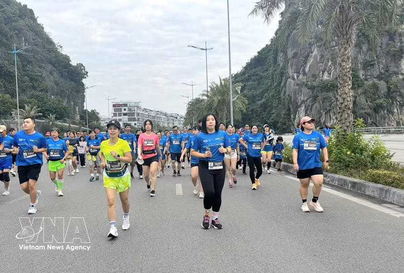 Athletes compete in the 5km race at the 2025 Halong Bay Heritage International Marathon. (Photo: VNA) 