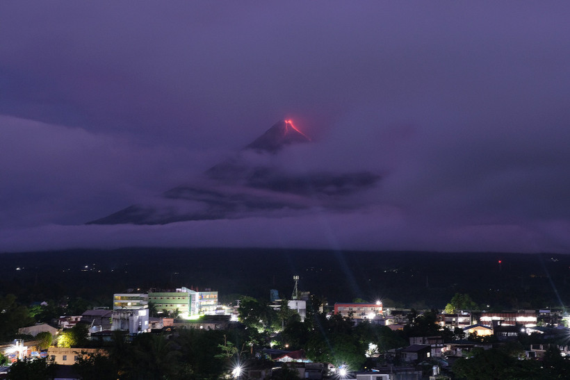 Lava flows from the crater of Mayon Volcano as seen from Daraga town while alert level 3 remains in Albay province, northeastern Philippines, January 8, 2026. (Photo: news.cgtn.com) 