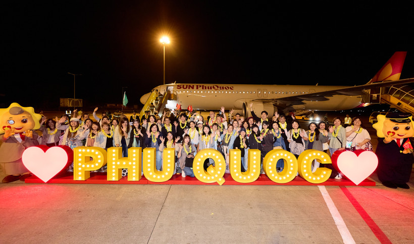 Over 200 passengers from Taiwan (China) arrive in Phu Quoc on Sun PhuQuoc Airways’ inaugural international flight. (Photo: Sun Group)