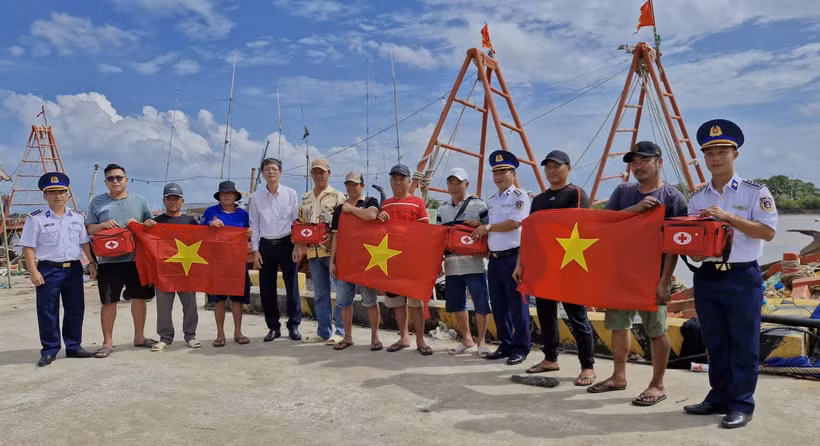 Personnel from the Vietnam Coast Guard Region 4 Command, in coordination with Ganh Hao commune, conduct a community outreach activity under the "Coast Guard Accompanies Fishermen" programme to raise awareness of combating illegal, unreported and unregulated (IUU) fishing. (Photo: VNA) 