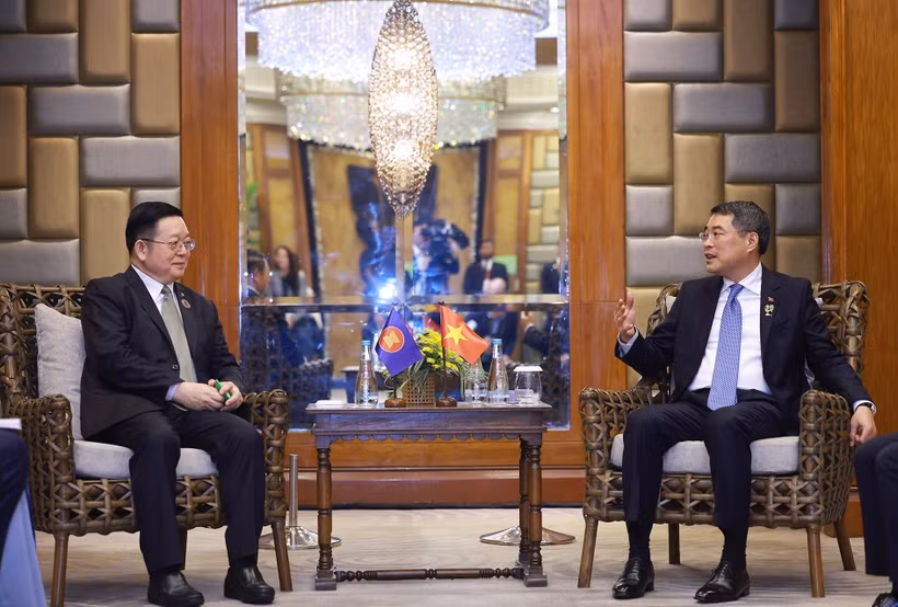 Vietnamese Prime Minister Le Minh Hung (right) meets with ASEAN Secretary-General Kao Kim Hourn in Cebu, the Philippines, on May 8. (Photo: VNA)