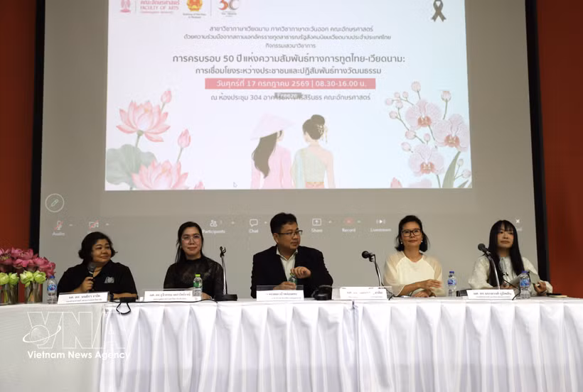 Speakers at a panel discussion on Vietnamese language teaching and learning in Thailand. (Photo: VNA) 