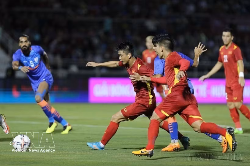 A football match between Vietnam (in red) and India (in blue) at Thong Nhat Stadium in Ho Chi Minh City on September 27, 2022. (Photo: VNA) 
