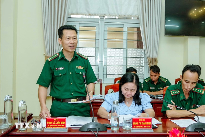 Colonel Pham Le Xuan Binh, Commander of the Can Tho Border Guard Command, presents results of IUU fishing prevention efforts. (Photo: VNA)