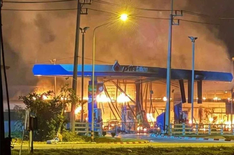 Fire destroys one of the 11 PTT petrol stations that were attacked across three southern border provinces on January 11 (Photo: bangkokpost.com) 