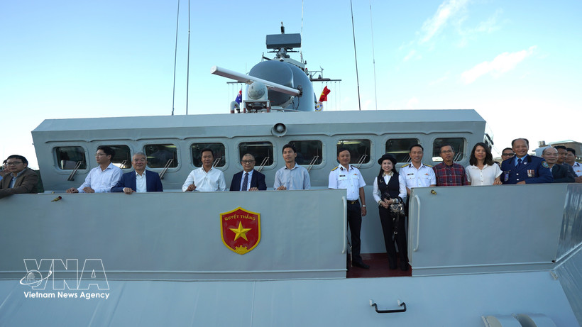 Vietnamese mission staff and overseas Vietnamese in Australia visit Ship 016–Quang Trung (Photo: VNA) 