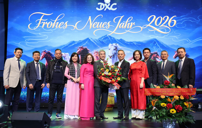 Vietnamese Ambassador to Germany Nguyen Dac Thanh, together with his spouse and officials from the Vietnamese Embassy, presents flowers to Nguyen Van Hien, General Director, and leaders of the Dong Xuan Centre. (Photo: VNA) 
