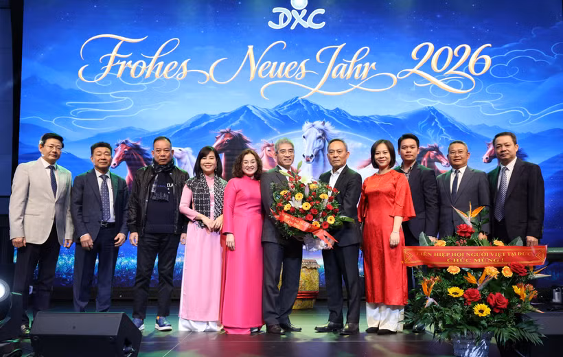 Vietnamese Ambassador to Germany Nguyen Dac Thanh, together with his spouse and officials from the Vietnamese Embassy, presents flowers to Nguyen Van Hien, General Director, and leaders of the Dong Xuan Centre. (Photo: VNA) 