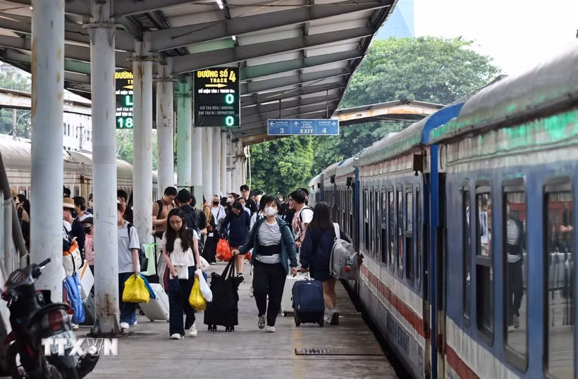 Railways carry 400,000 passengers during April 30–May 1 holidays (Photo: VNA)