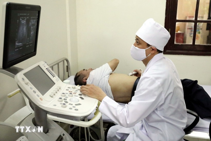 Military doctors conduct ultrasound examinations for residents in Dong Dang town, Cao Loc district, Lang Son province. (Photo: VNA)