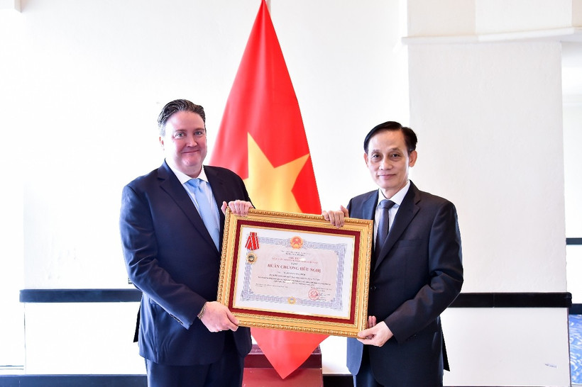 Foreign Minister Le Hoai Trung (right) presents Friendship Order to US Ambassador Marc Knapper (Photo: VNA)