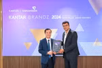 Vietcombank Deputy General Director (left) Le Hoang Tung receives the "Top 30 Most Valuable Brands in Southeast Asia" certificate from Director of Strategic Development at Kantar Insights Sumit Kamra. (Photo: VietnamPlus)