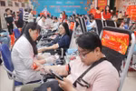 Blood donors at the National Institute of Hematology and Blood Transfusion. (Photo: VNA)