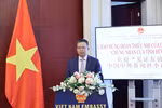 Vietnamese Ambassador to China Pham Thanh Binh speaks at the exchange programme. (Photo: VNA)