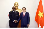 National Assembly Chairman Tran Thanh Man (R) welcomes President of the Parliamentary Assembly of the Francophonie and Senior Deputy Speaker of Cameroon's National Assembly Hilarion Etong on January 21. (Photo: VNA)