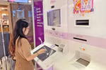 A customer at TPBank's LiveBank - the first auto banking system in Vietnam (Photo: Hanoimoi.vn)