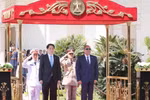 President Luong Cuong (L) at the red-carpet welcome ceremony hosted by President Abdel Fattah El-Sisi (Photo: VNA)
