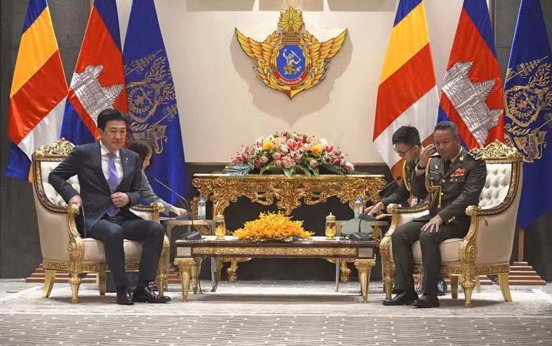 Defence Minister of Japan Minoru Kihara (L) and his Cambodian counterpart Tea Seiha. (Photo: Kyodo)