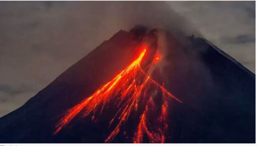 Indonesia's Mount Lewotobi Laki-laki's eruption impacts thousands of residents, displacing communities across villages on Flores Island (Photo: yenisafak.com)