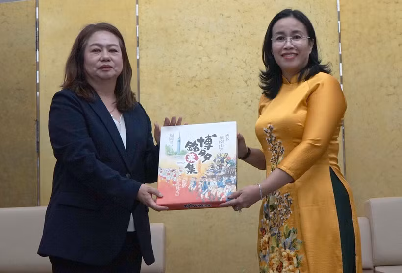 Deputy Chairwoman of the Da Nang People's Committee Nguyen Thi Anh Thi (R) receives a souvenir from Vice Rector of Japan’s Nagasaki Prefectural University Satomi Iwashige. (Photo: VNA)