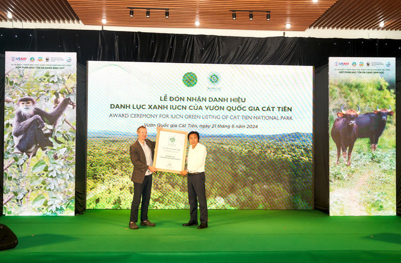 Jake Brunner (L) - IUCN's representative in a ceremony to award GL certificate to Cat Tien National Park (Photo: iucn.org)