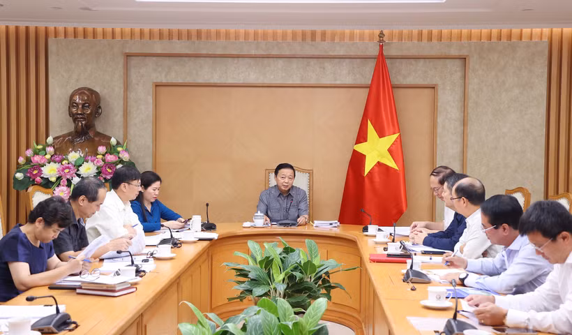 Deputy Prime Minister Tran Hong Ha on October 7 chairs a meeting on the completion of a draft project on establishing and developing a compliance carbon market in Vietnam. (Photo: VNA)